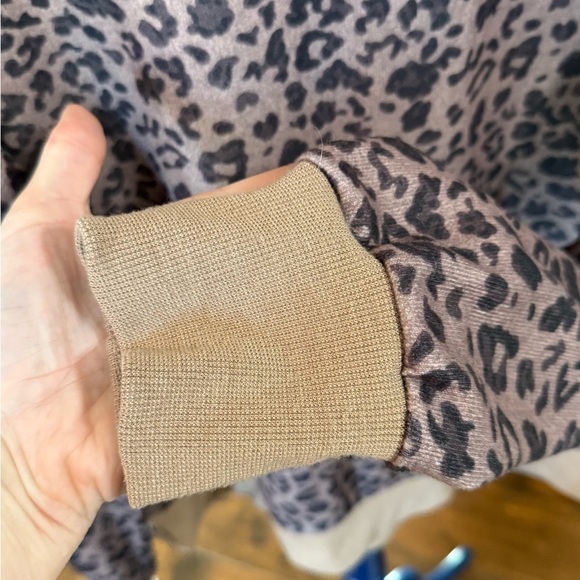 🐆 Leopard Print Pullover Long Sleeve Top, Size Large - Picture 6 of 13